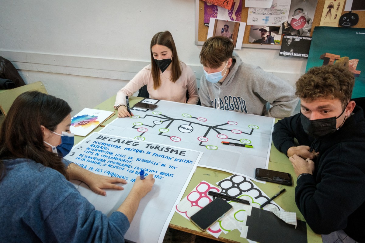 Imatge d'un grup de joves, en una de les activitats del projecte educatiu