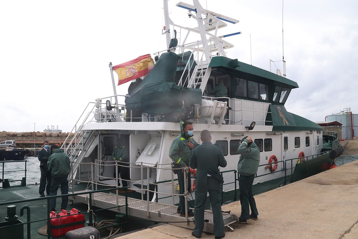 Una de les embarcacions de la Guàrdia Civil en les noves instal·lacions del servei marítim, al Port de Tarragona.