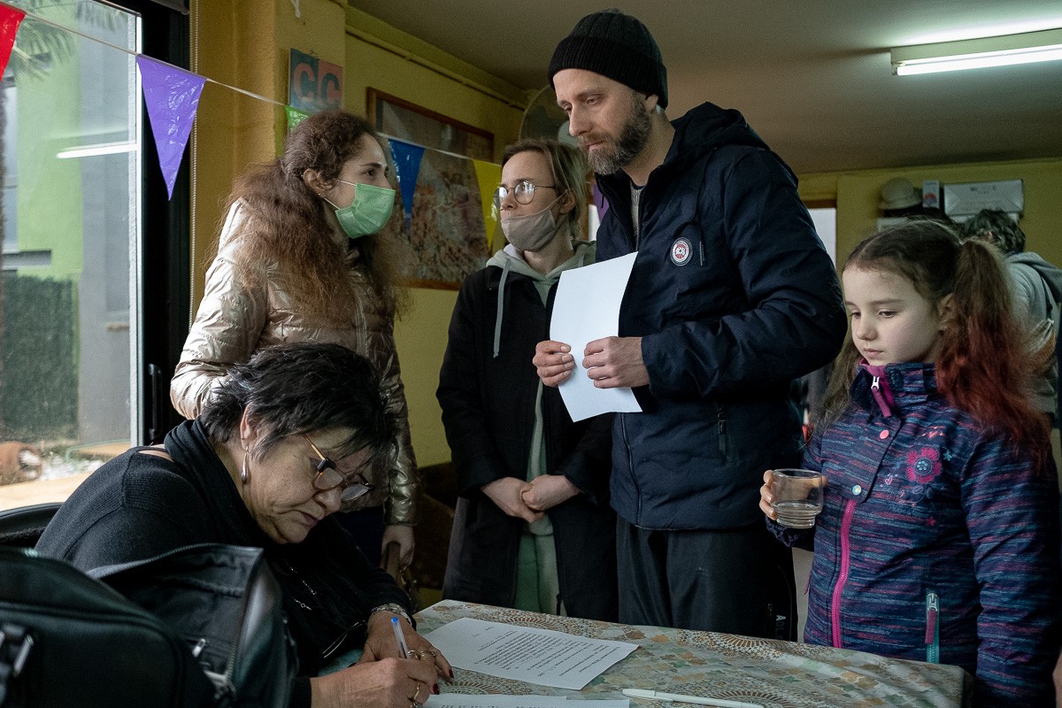 Una família de refugiats ucraïnesos arribant a Sant Hipòlit de Voltregà