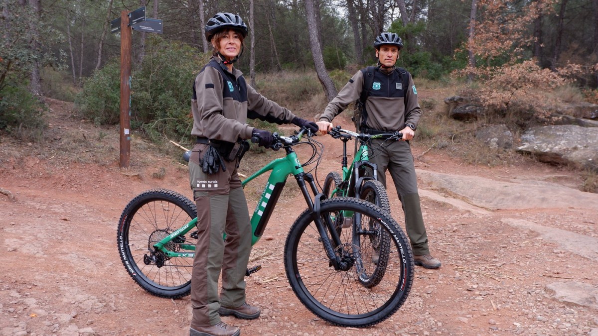 Membres del cos d'Agents Rurals amb les noves bicicletes elèctriques.