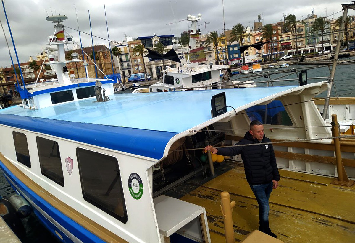 Jaume Sans, a la barca Joan i Maria, al moll de pescadors de Tarragona