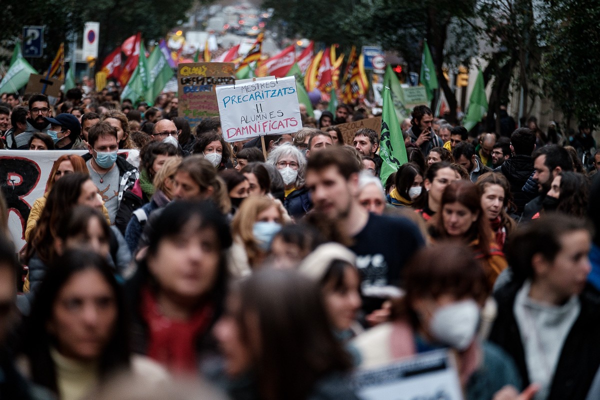 Milers de professors es manifesten al centre de Barcelona contra la conselleria d'Educació