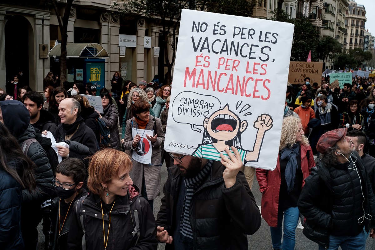 Milers de professors es manifesten al centre de Barcelona contra la conselleria d'Educació