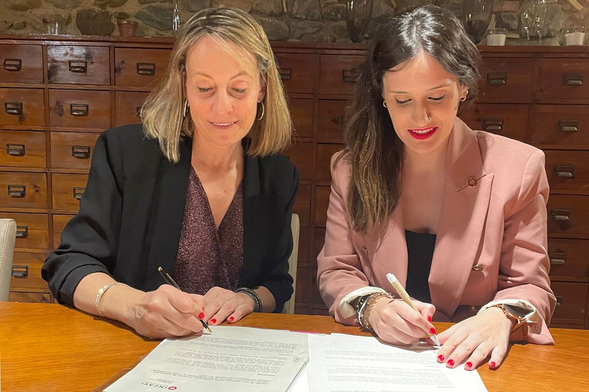 La presidenta de l'Associació Catalana de Sommeliers, Anna Vicens i la directora general de l'INCAVI, Alba Balcells, signant el conveni