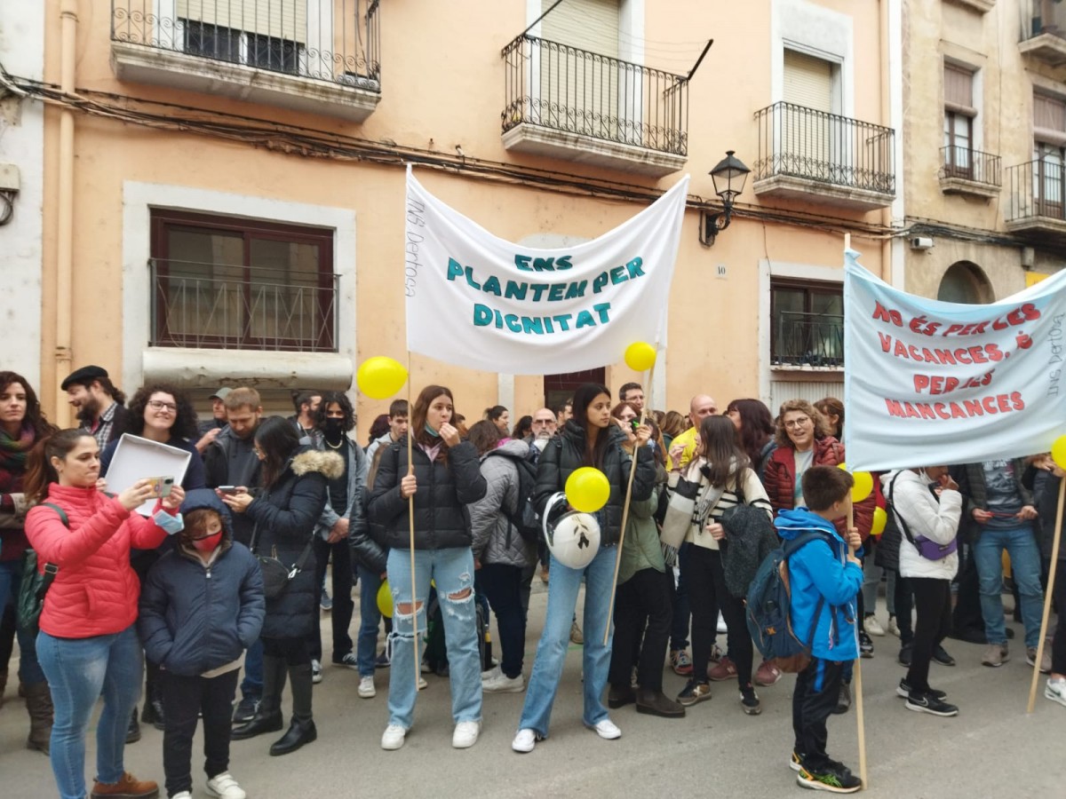 Concentració per part del professorat davant la Delegació del Govern de Tortosa