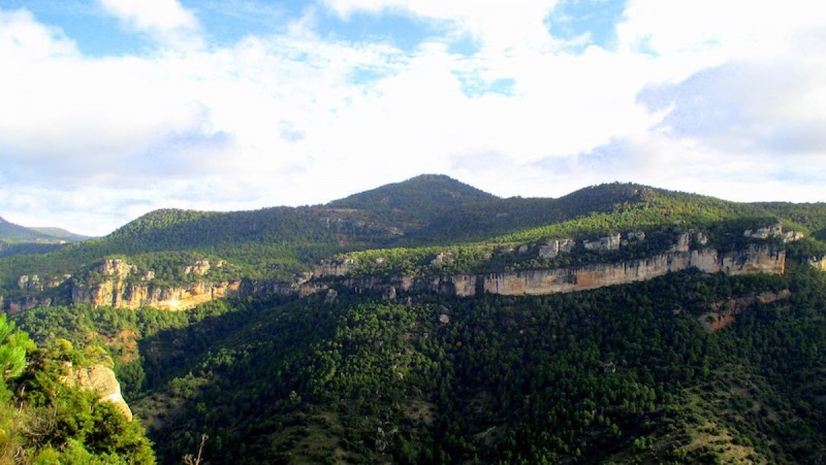 Vista de les Muntanyes de Prades des del poble de Siurana