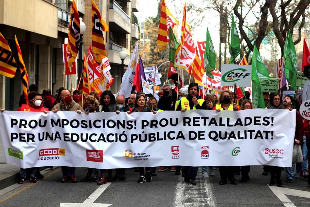 Manifestants durant la vaga de docents a Tarragona, aquest dimecres.
