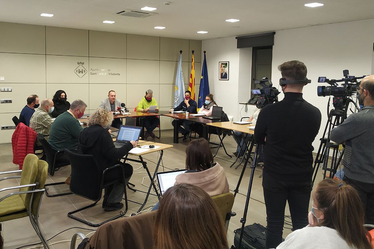 La moció en contra del tancament del col·legi El Roser, en el ple extraordinari d'aquest dimecres a l'Ajuntament de Sant Julià.