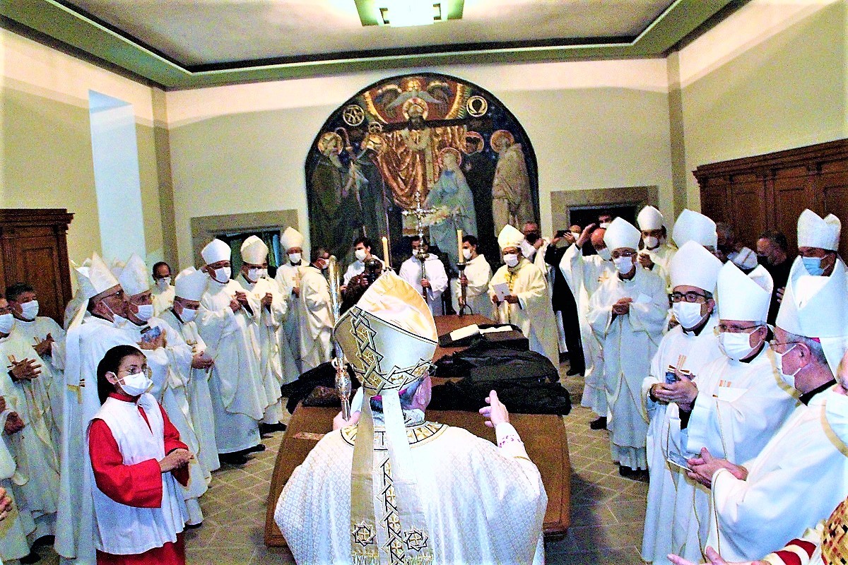 Al final de la Missa, a la sagristia, tots els bisbes han aplaudit al nou prelat solsoní