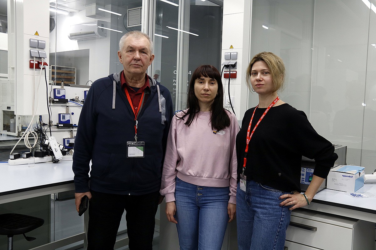Mykola Kharytonov, Svitlana Mykolenko i Liudmyla Fihurska, els tres investigadors d'Ucraïna contractats pel Centre Tecnològic Beta de la UVic-UCC.