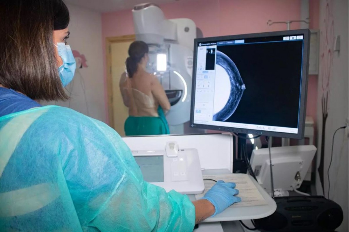 Una pacient en una mamografia
