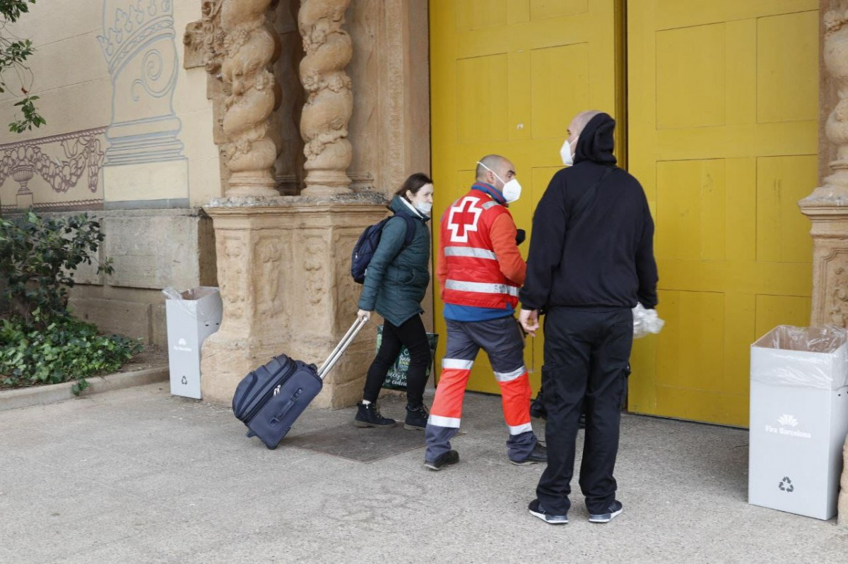 Personal voluntari atén refugiats ucraïnesos a Fira de Barcelona.