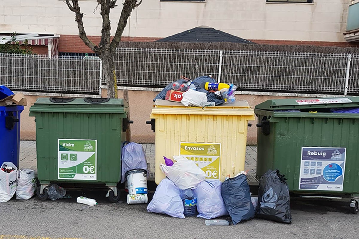 Imatge de diversos contenidors del municipi 