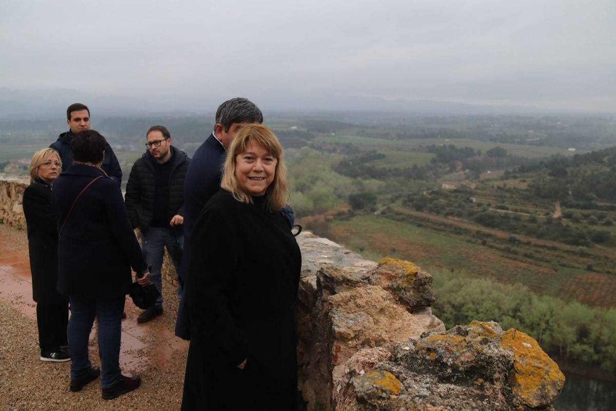 La consellera de Cultura, Natàlia Garriga, durant la visita institucional al castell de Miravet 