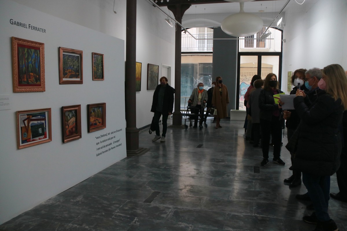 Una visitant fotografia l'exposició 