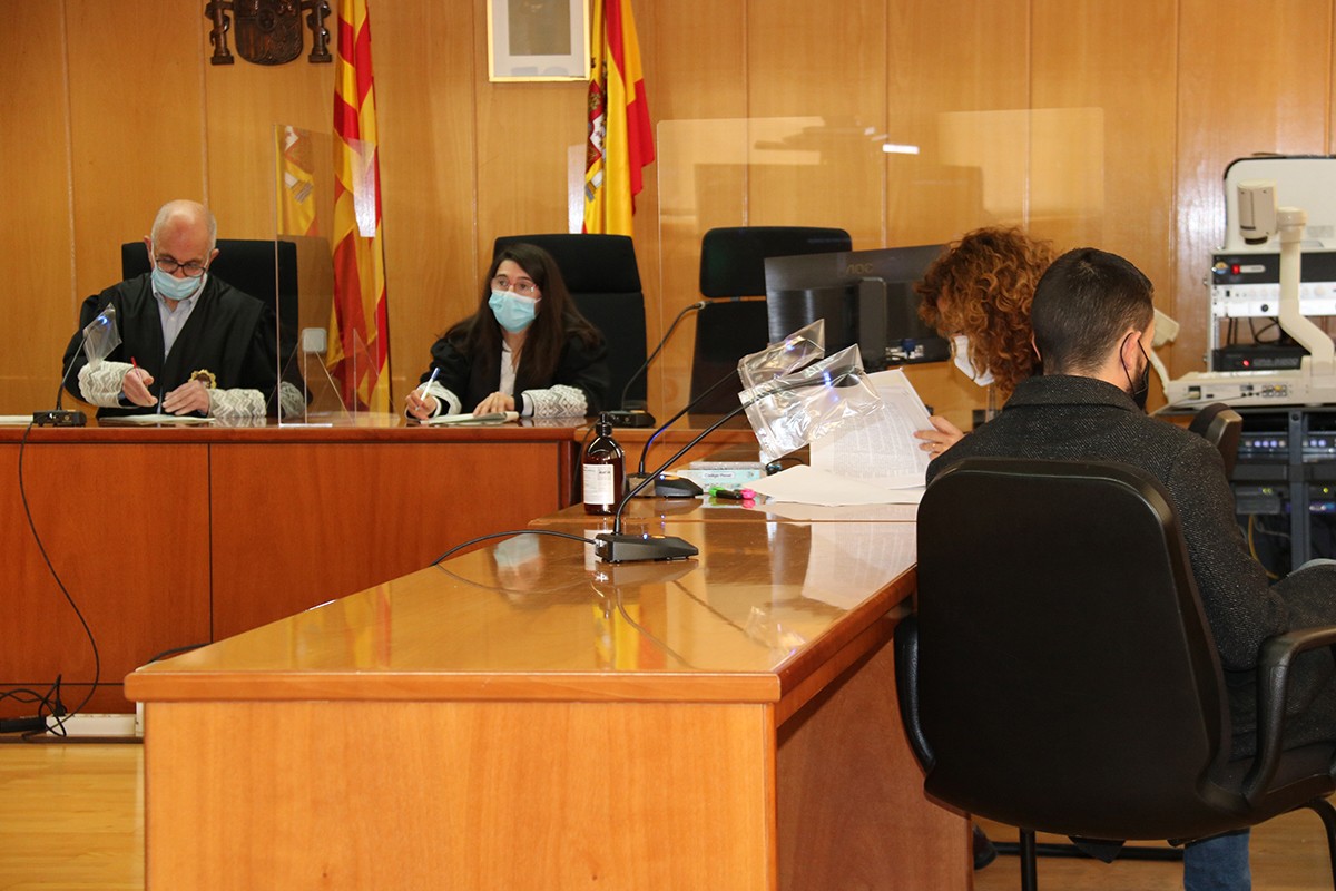Un home acusat per delicte continuat d'agressió sexual, assegut d'esquena, jutjat a l'Audiència de Tarragona.