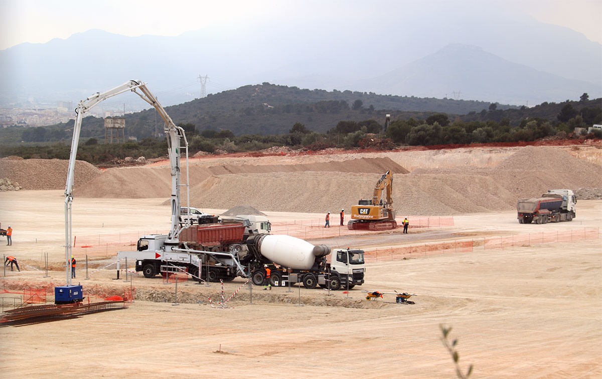 Operaris i maquinària treballant als terrenys del Catalunya Sud.