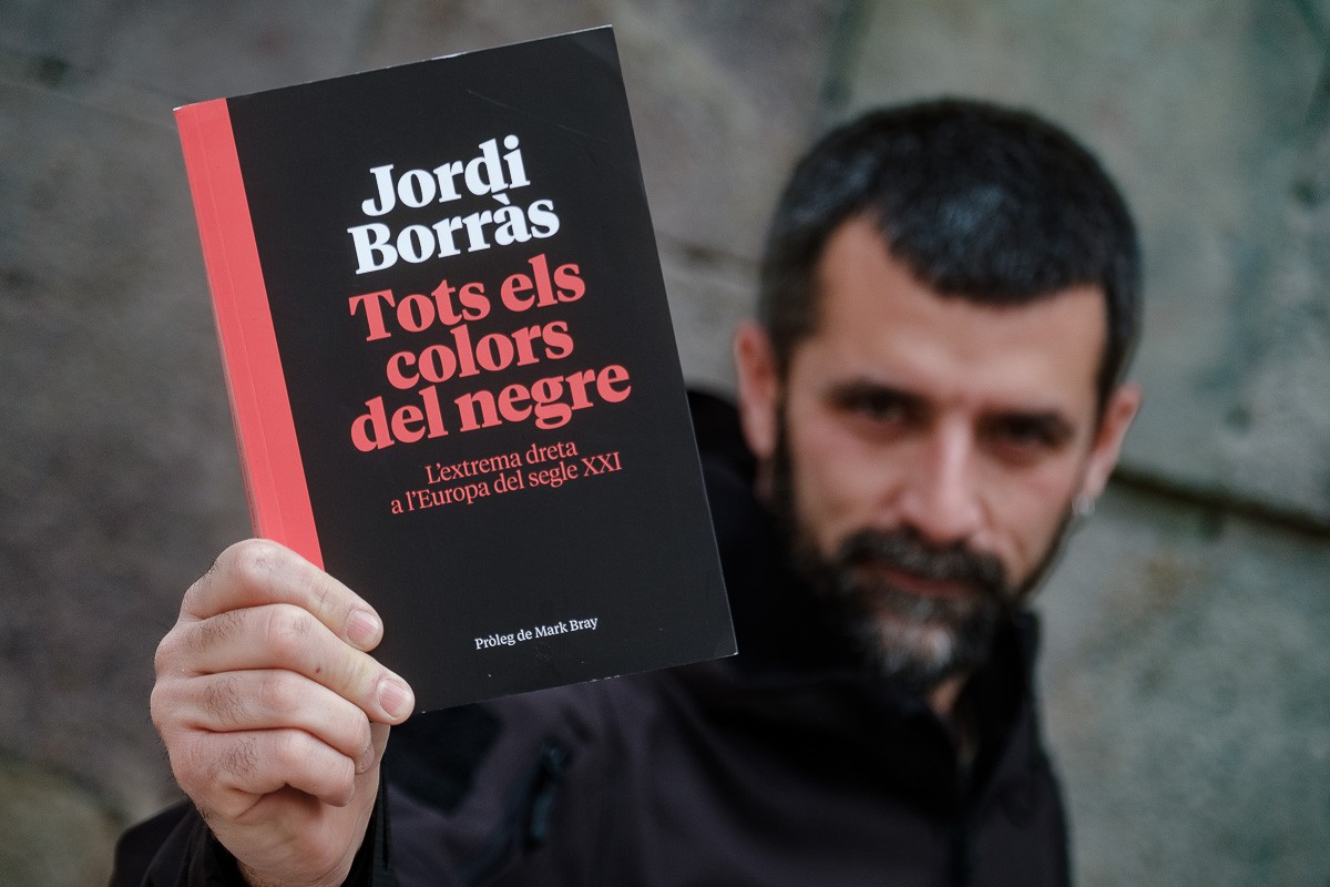 Jordi Borràs amb el seu llibre premiat