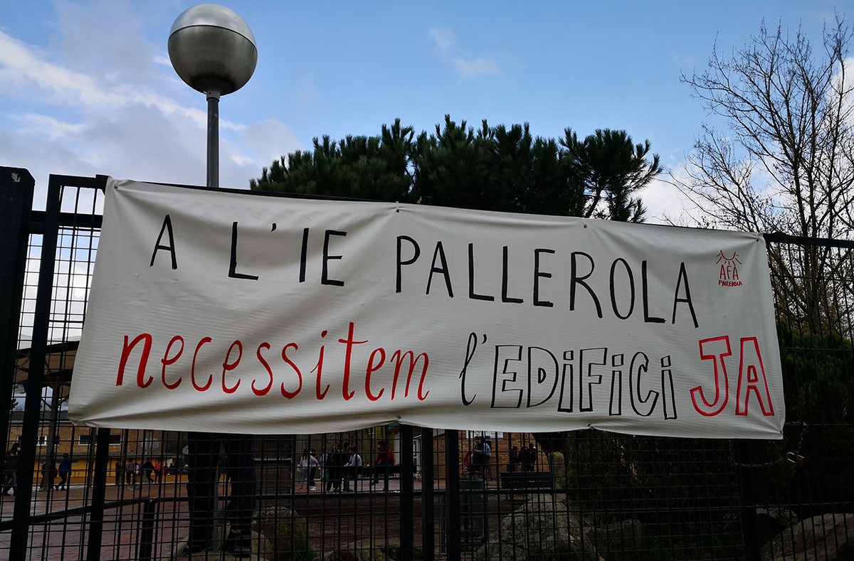 Una de les pancartes reivindicatives penjades a l'IE Pallerola de Sant Celoni