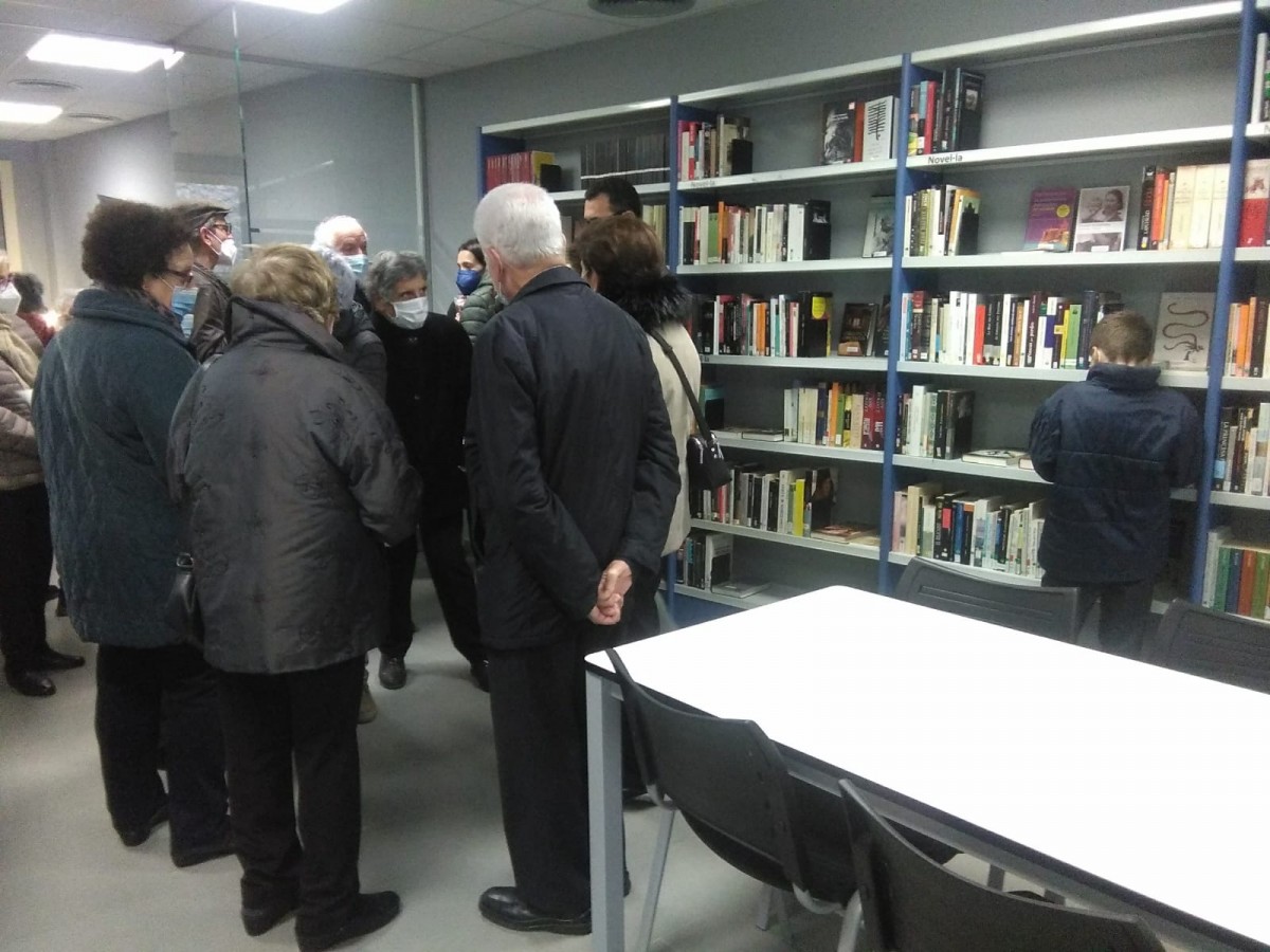Una imatge de la visita a la biblioteca feta amb motiu de la inauguració