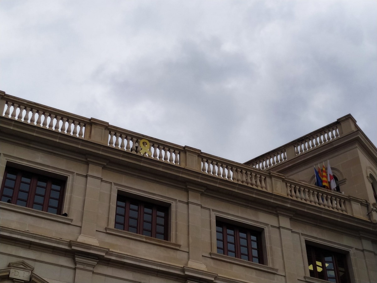 El llaç  groc, al balcó superior de l'Ajuntament de Reus