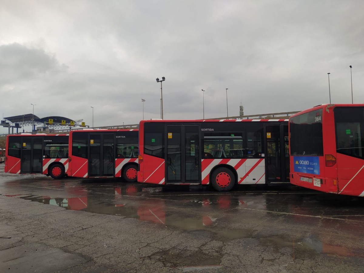 Autobusos aparcats a les cotxeres de l'EMT, a Tarragona.