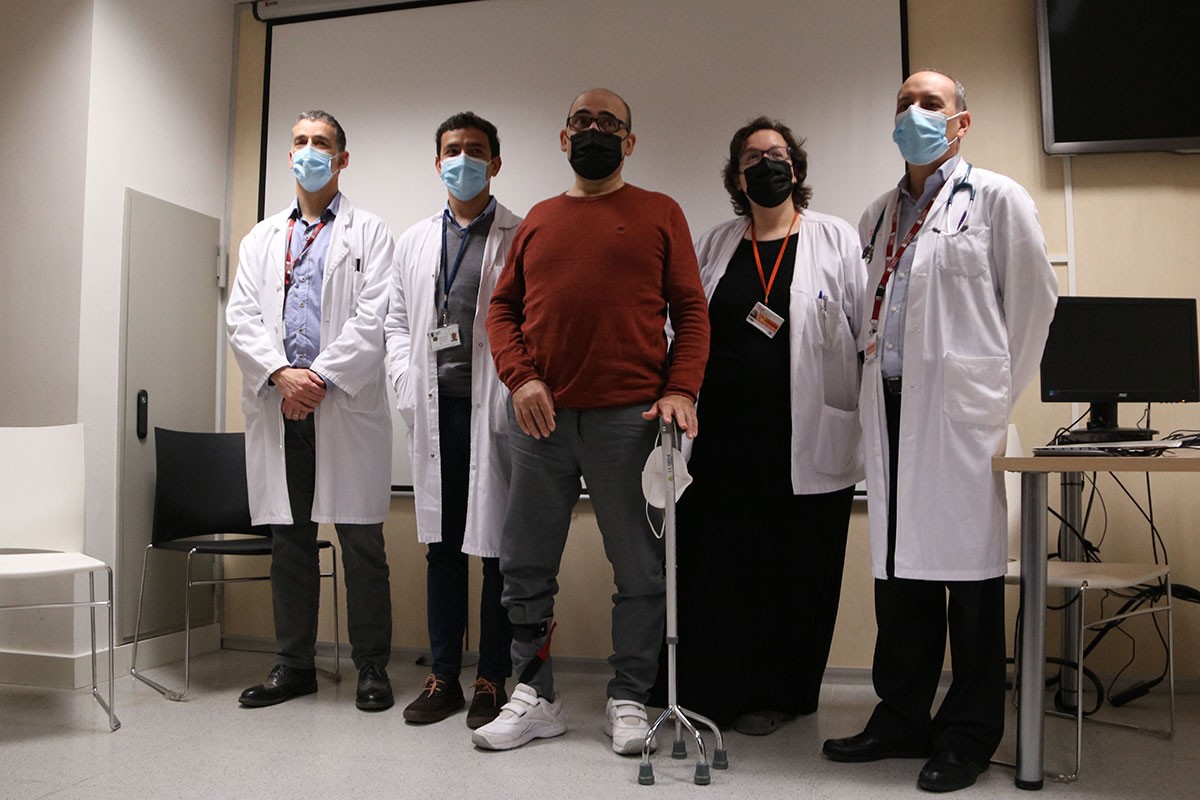 Aleix Ramírez, al mig, amb l'equip mèdic del Trueta