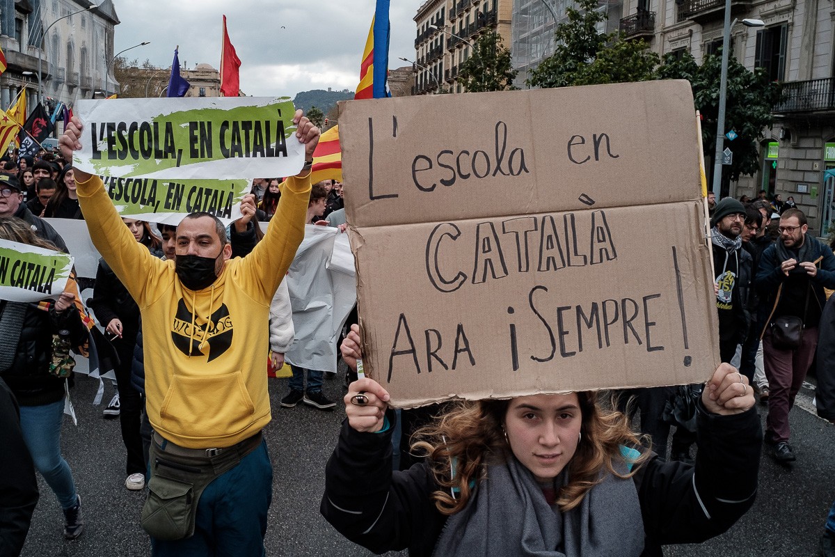 Docents i estudiants es manifesten en defensa de la immersió a l'escola catalana