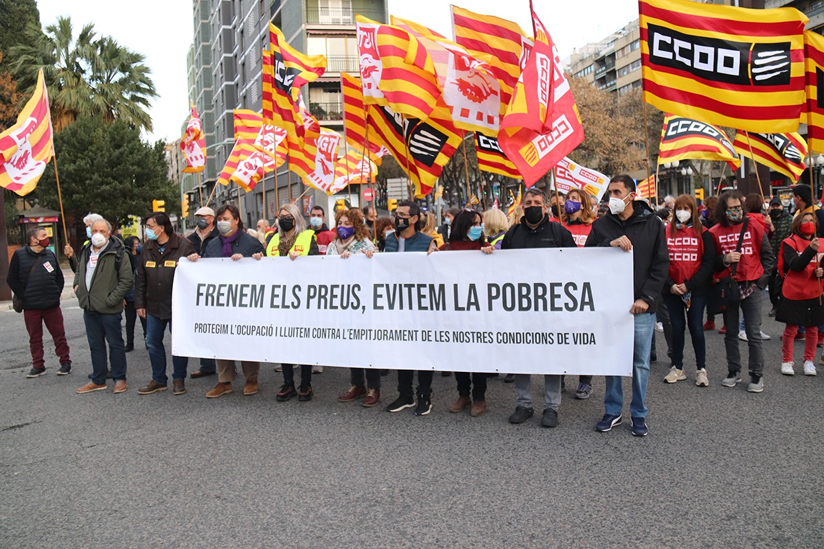 Imatge de la manifestació per protestar contra la pujada de preus en arribar a la plaça Imperial Tarraco.