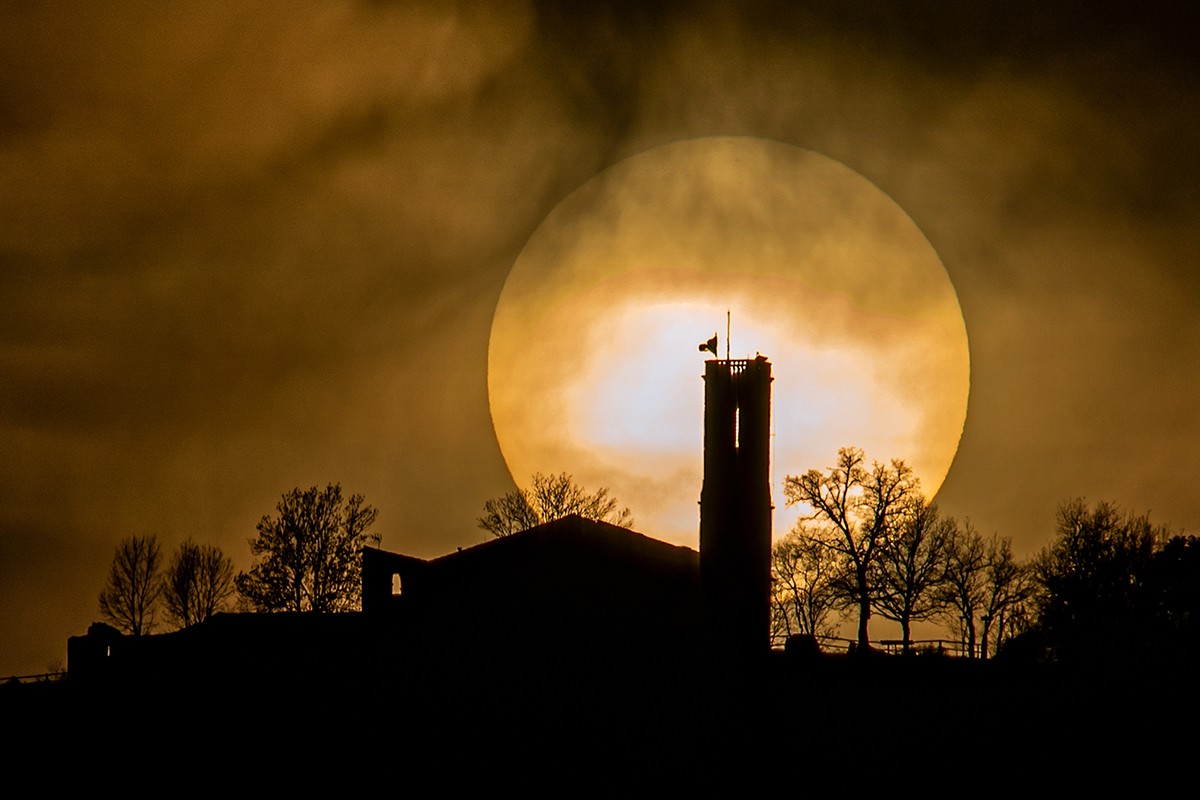 El sol coronant el campanar de l'ermita de Sant Sebastià, a Vic.