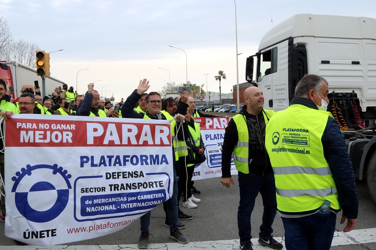 Els transportistes en vaga tallant la Ronda Litoral