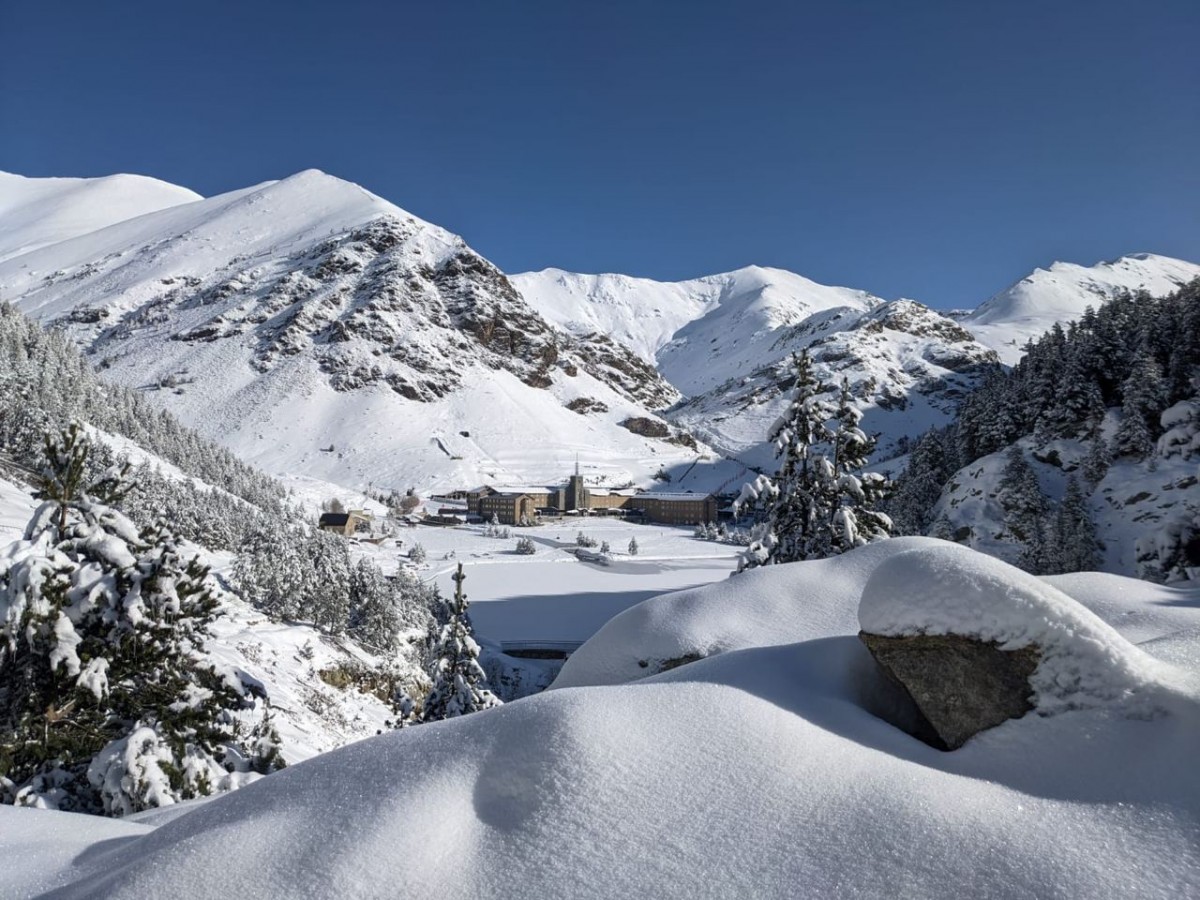 Vall de Núria, colgada de neu