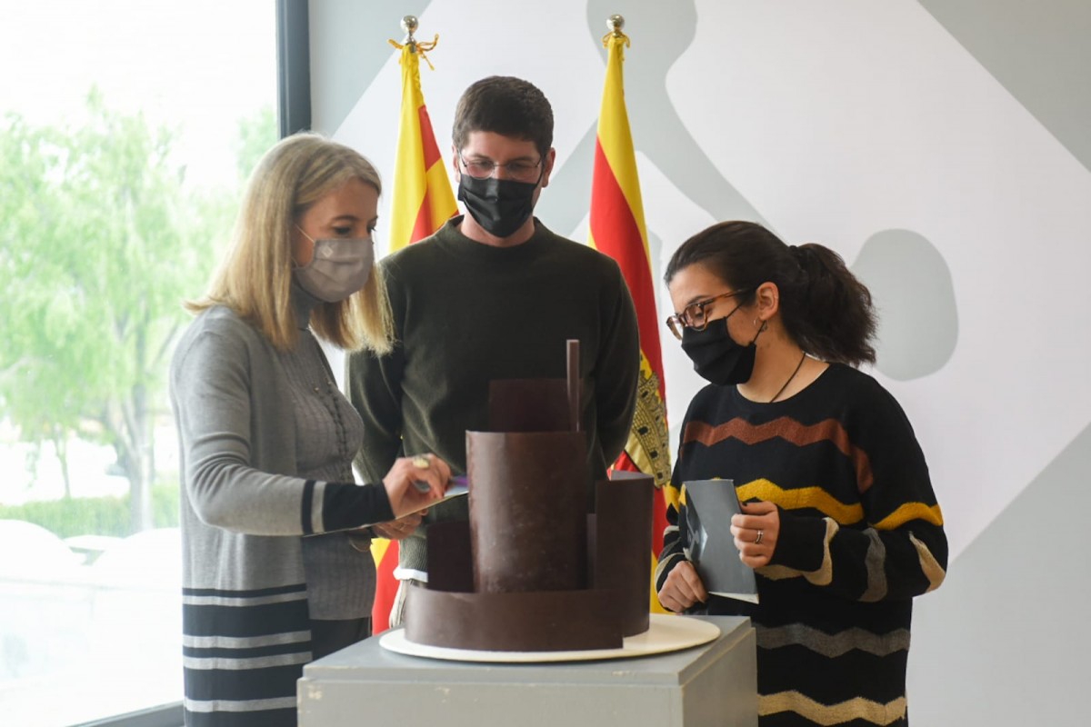 L'escultor Gerard Vilardebò amb l'alcaldessa Mireia Ingla i la tinència d'alcaldia de Cultura Esther Madrona