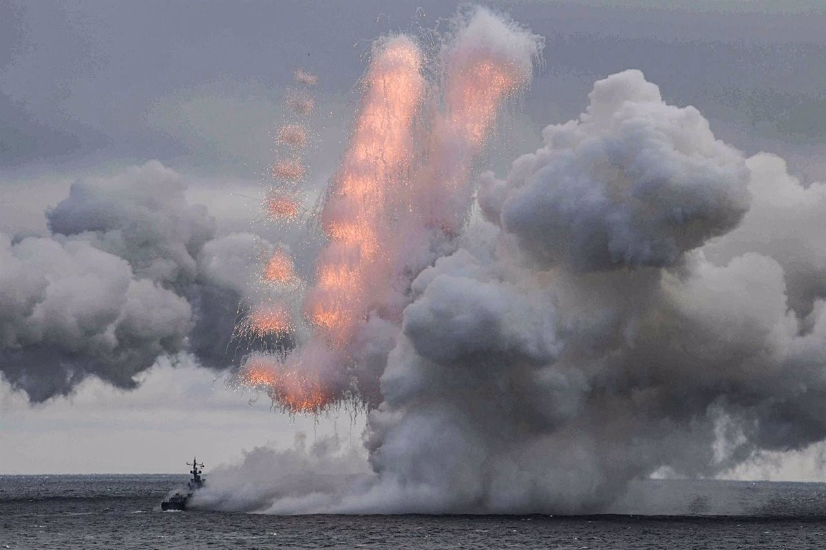 Un buc de guerra rus fa proves de llançament de míssils al Mar Negre, en una imatge d'arxiu