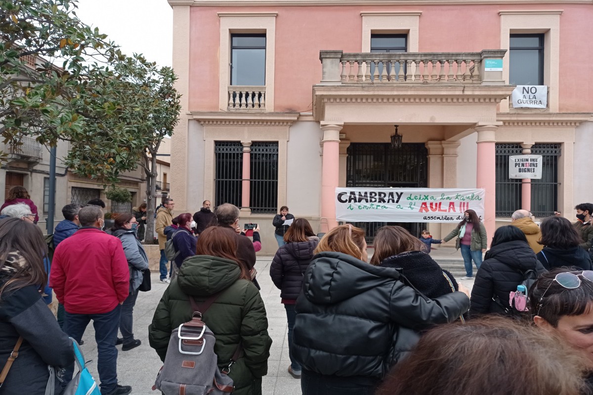 Docents i estudiants es manifesten en defensa de la immersió a l'escola catalana