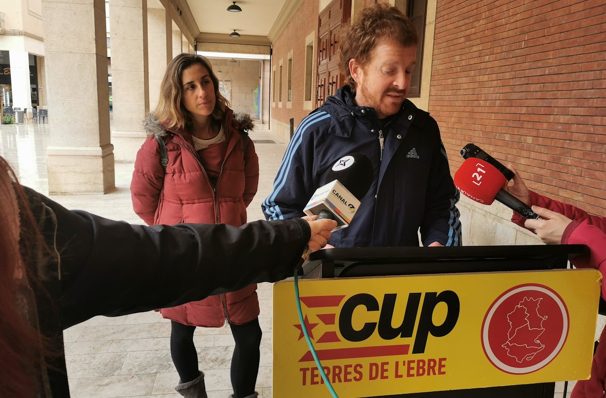 La diputada de la CUP, Laia Estrada i el regidor per Tortosa Sergi Arnau en roda de premsa a Tortosa per valorar el debat al Parlament sobre les Terres de l'Ebre