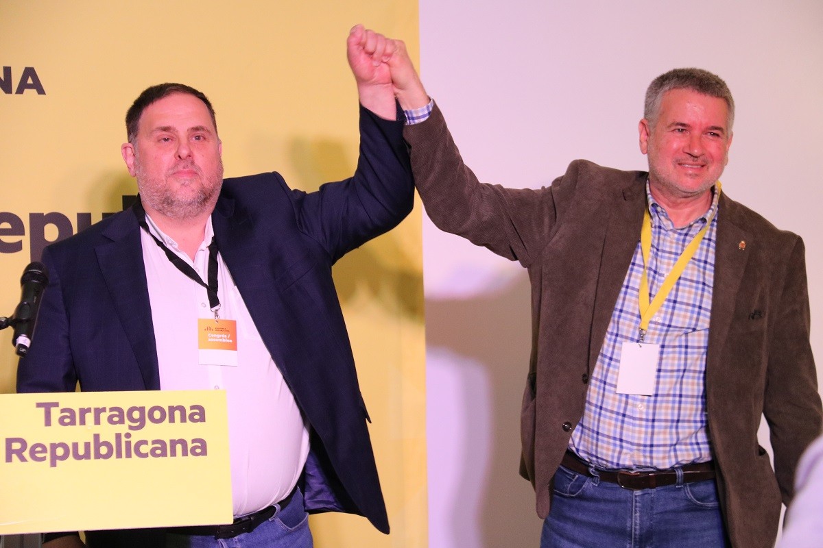 Junqueras alçant la mà amb Ricomà, elegit cap de llista d'ERC a les municipals de 2023