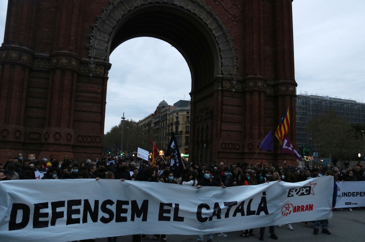 La capçalera de la manifestació en defensa del català a l'escola