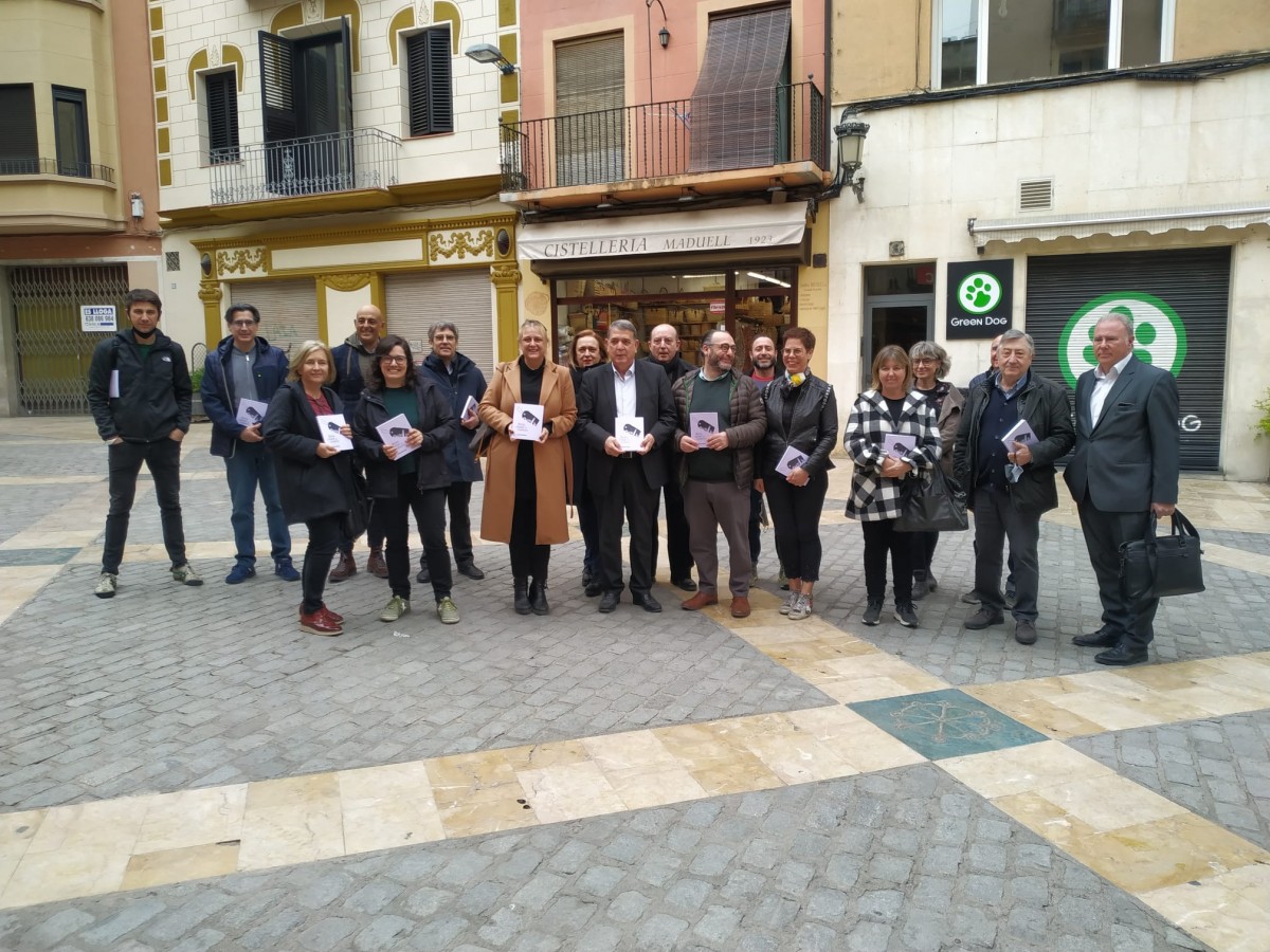 Una imatge dels assistents a la presentació del llibre, entre els quals representants del teixit comercial local