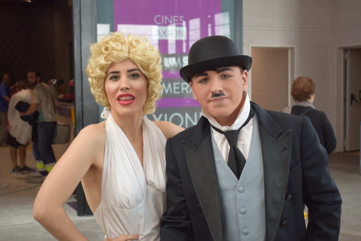 Un parell d'actors emulen Marilyn Monroe i Charles Chaplin a la inauguració dels Axion de Reus