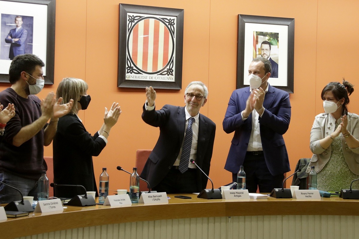 Josep Mayoral rep l'aplaudiment dels regidors després d'explicar el seu comiat al ple de l'Ajuntament de Granollers.