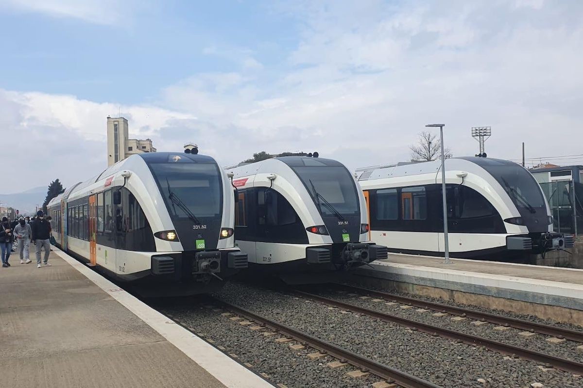 Imatge dels tres combois del tren a l'estació de Balaguer