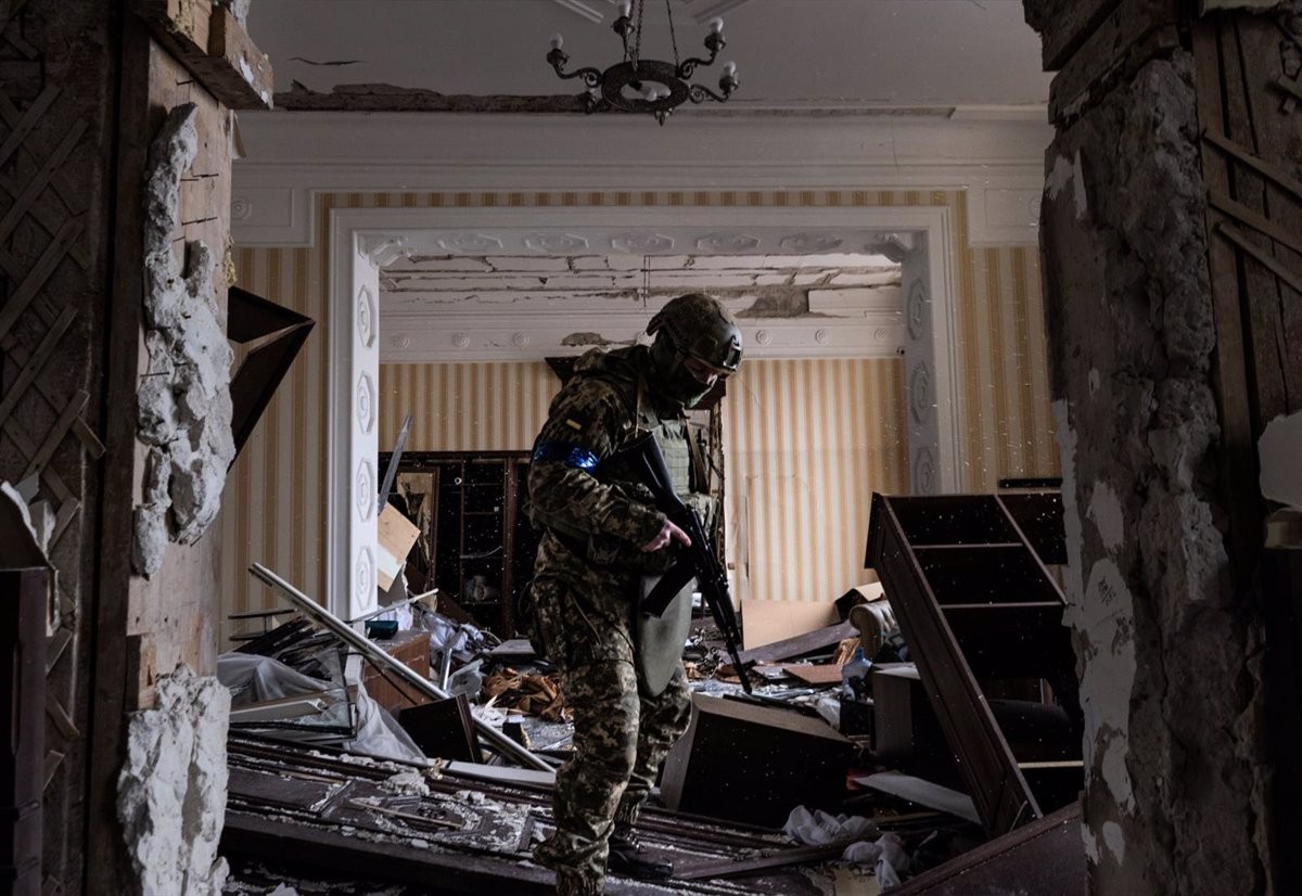 Un soldat d'Ucraïna observa les destrosses a Jarkov