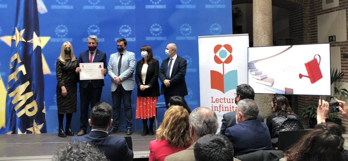 Irene Prades, directora de la biblioteca Marcel·lí Domingo i el regidor de cultura de Tortosa, Enric Roig recollint el Premi María Moliner al foment de la lectura 