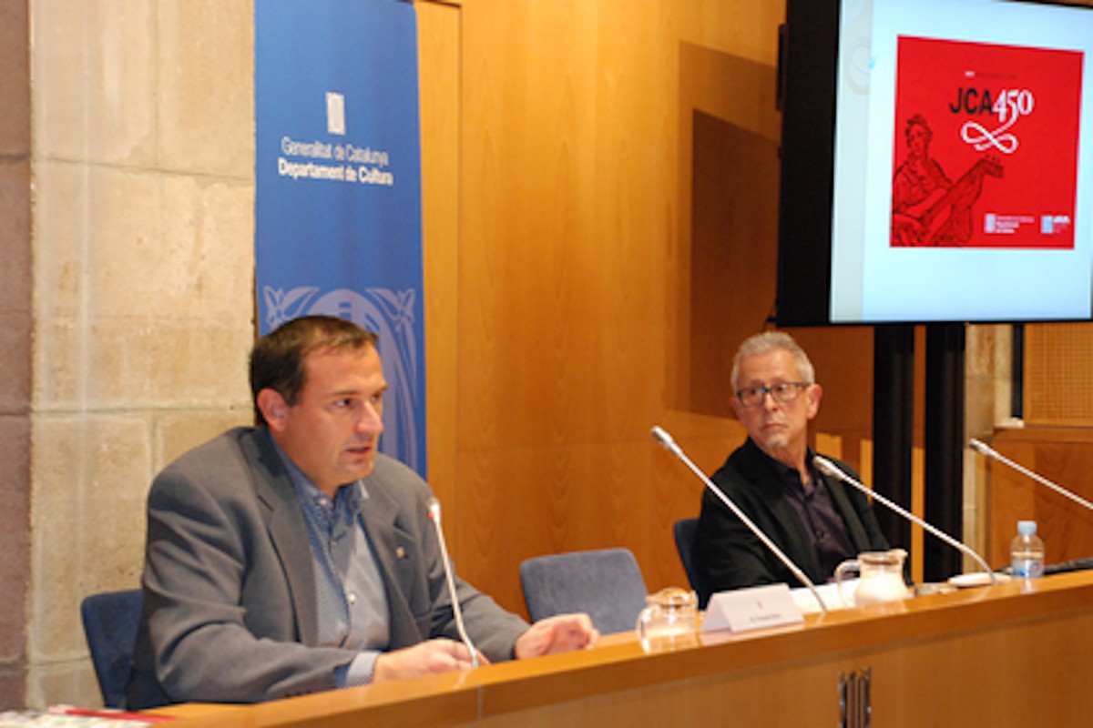 Francesc Serra i Joan Puigdellívol durant la presentació de l'Any Joan Carles amat