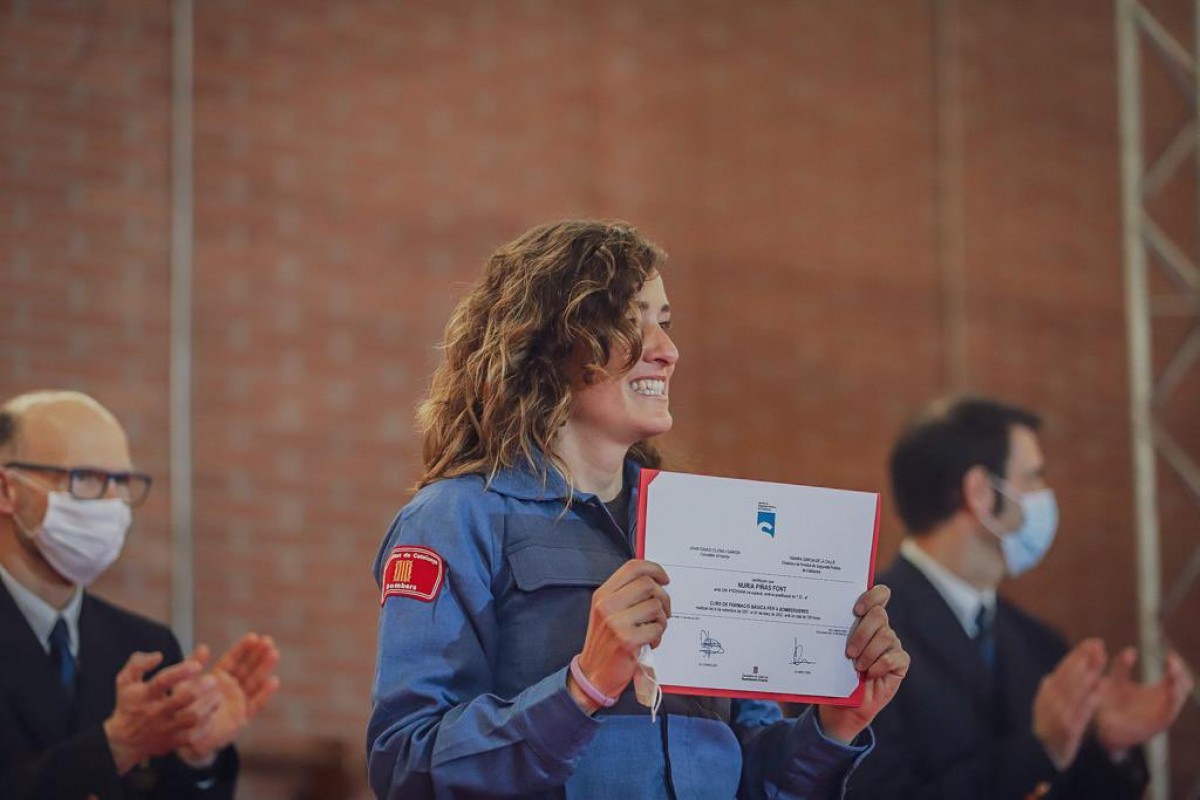 Núria Pinyes amb el diploma formatiu que li permetrà accedir al cos de Bombers de la Generalitat de Catalunya