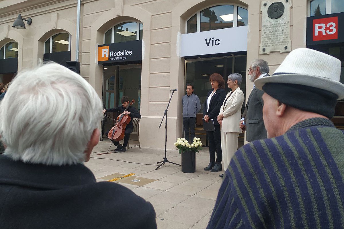Durant l'acte de record i homenatge a les víctimes del nazisme a Vic.