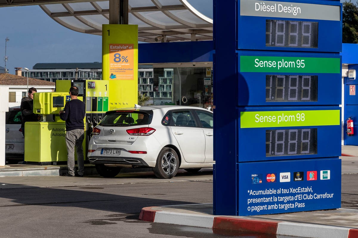 Algunes gasolineres freguen els dos euros cada litre i d'altres estan per sota de l'1,7 euros.