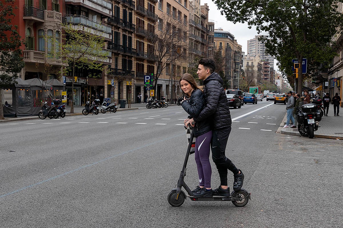 Una parella amb patinet elèctric als carrers de Barcelona 