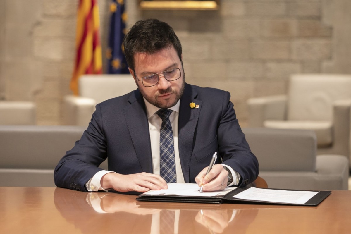 Pere Aragonès, en el moment de signar el decret d'impuls de la convocatòria de la consulta.